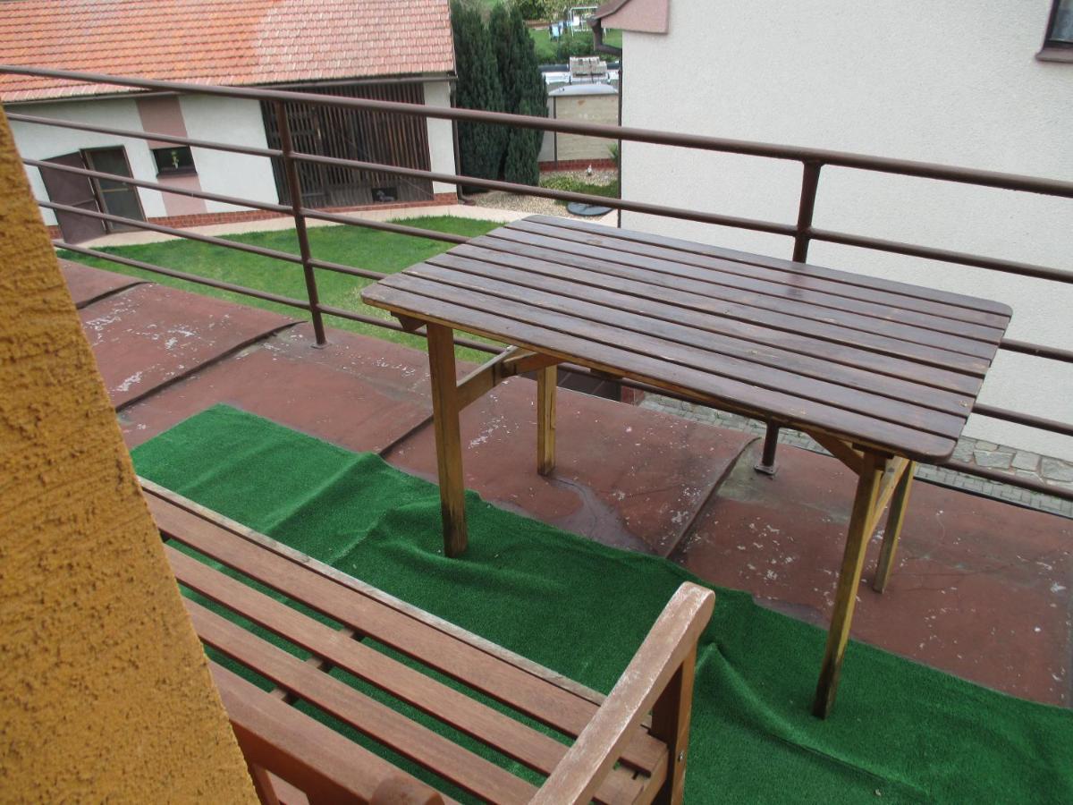 Appartement Rd Cerncin Bucovice Extérieur photo